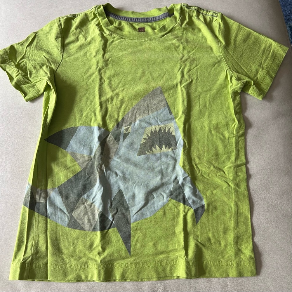 TEA COLLECTION Green and Gray shark Graphic Short Sleeve Tee